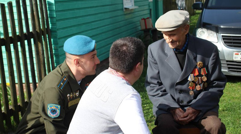 Встречи с ветеранами и песни военных лет. В Брестской области дали старт эстафете "Цветы Великой Победы"