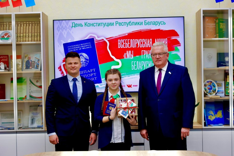 Это формат большого общественного диалога – Карпенко вручил паспорта юным белорусам