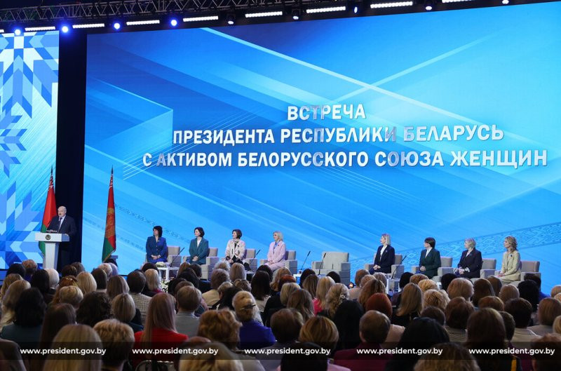 Лукашенко: женское движение остается одним из столпов гражданского общества в Беларуси